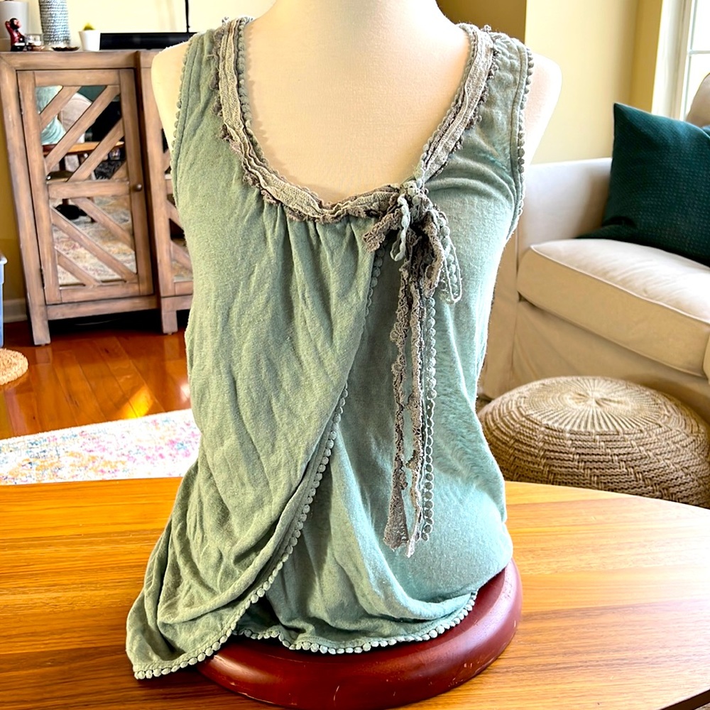 Anthropologie tank w beautiful feminine details